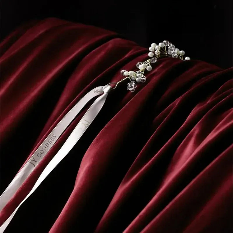 Habillage de Fenêtres Raffiné – Rideaux Velours Texturés Bourgogne, Ambiance Théâtrale