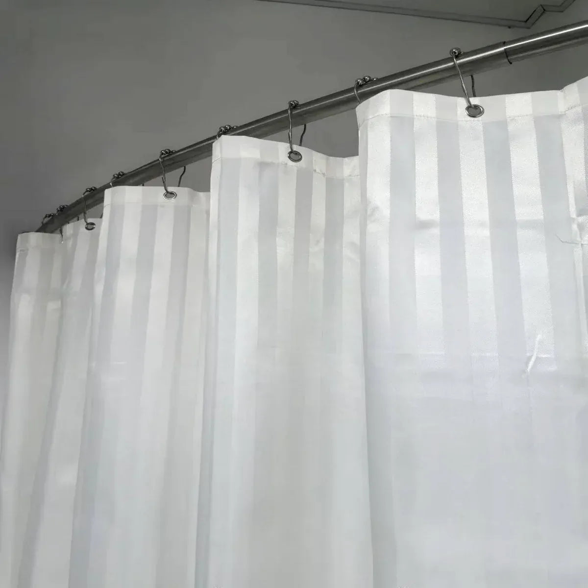 Rideau de Douche Satin Rayé – Tissu Polyester Lavable, Qualité Hôtel, Bas Lesté