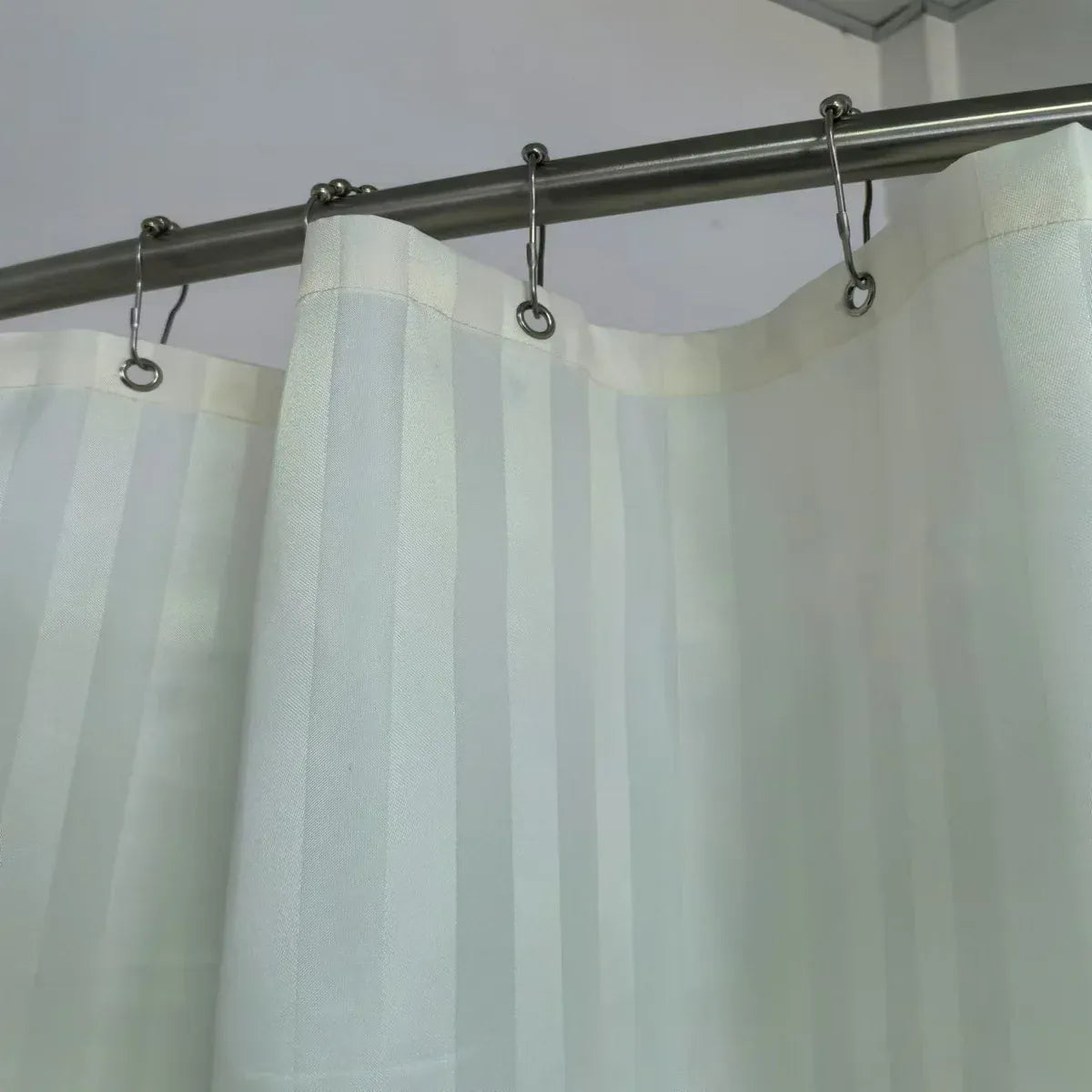 Rideau de Douche Satin Rayé – Tissu Polyester Lavable, Qualité Hôtel, Bas Lesté